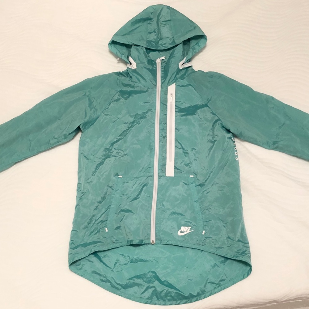 Nike women’s running windbreaker